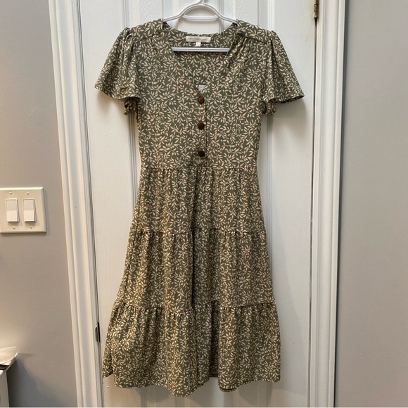 Monteau Dresses & Skirts - Green tiered button down dress with botanical leaf pattern